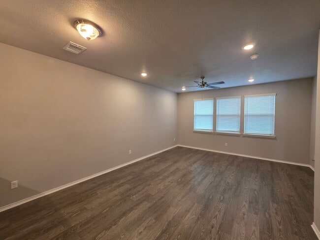 Photo - 3 Bedroom / 2 Bathroom Townhome – Copperas Cove - MOVE IN READY