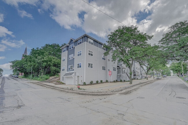 Building Photo - Park Hill Family Rental