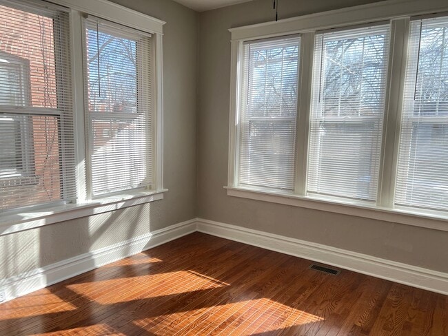 Building Photo - Newly Updated Two-Bedroom in Tower Grove South Unit 1N