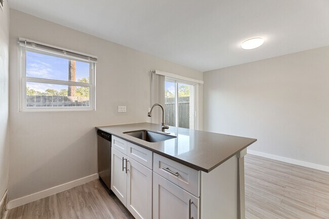 Photo - 5005 Manor Rd