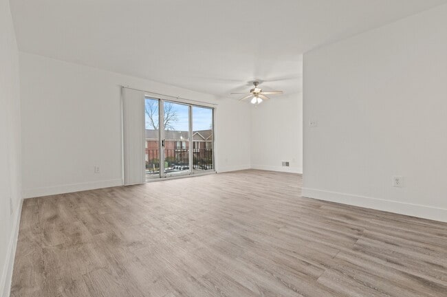 Carriage Hill Apartments - Dearborn Heights, MI