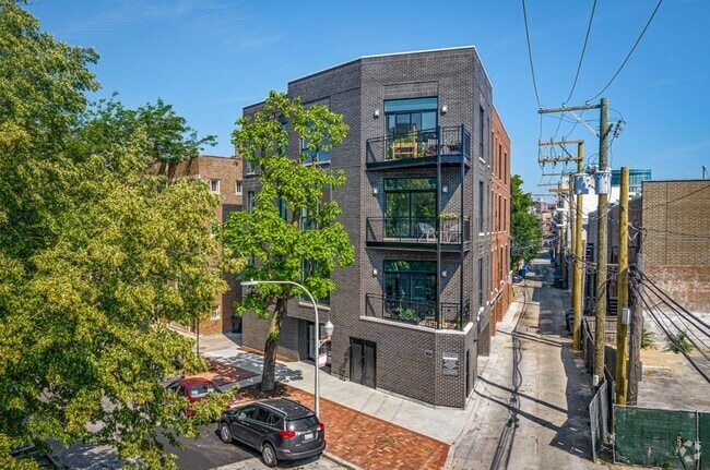 Building Photo - 1050 W Cornelia Ave Rental