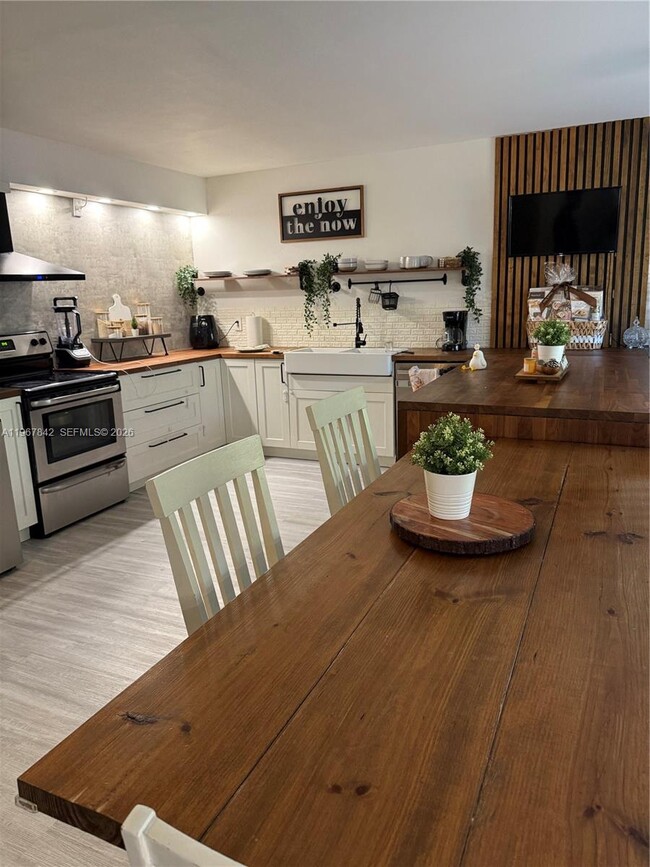 Building Photo - 283 Woodland Rd