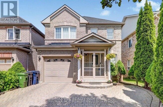 Photo - 7 Glacier Crescent
