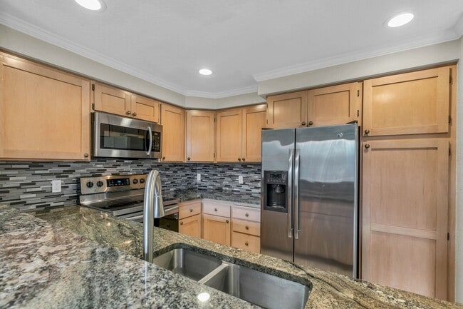 Sunset Ridge 2 bed 1.5 bath condo W/S/G in... - Sunset Ridge 2 bed 1.5 bath condo W/S/G in... Unit E13