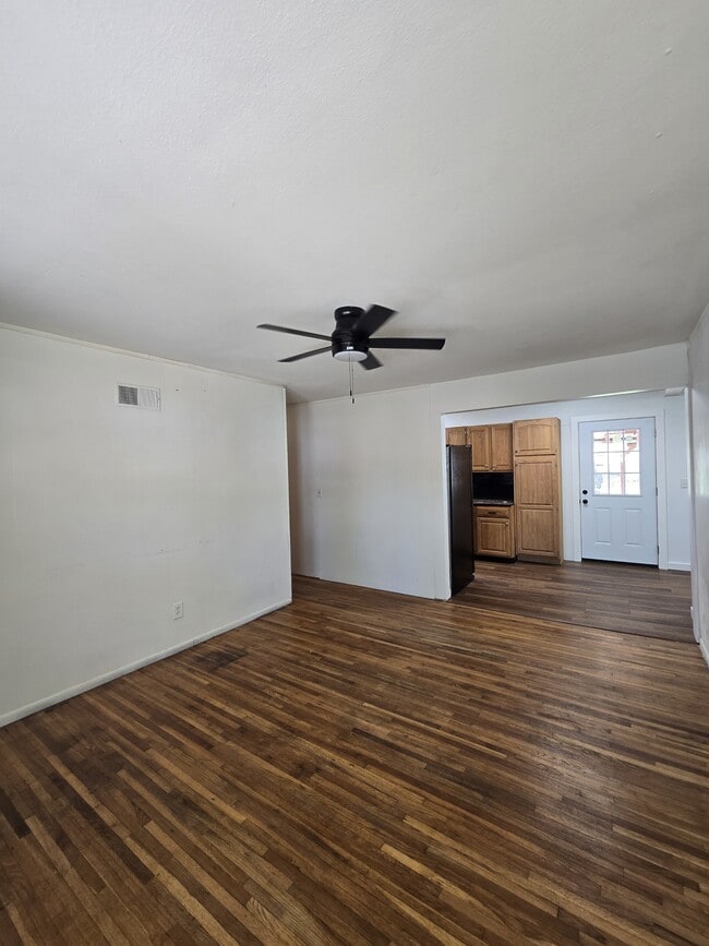 Photo - 1121 Luther E