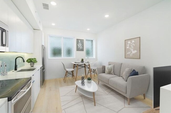 Building Photo - 2721 N Howard St Unit 2 Bedroom