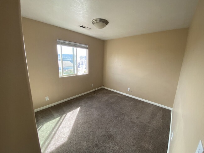 Photo - Spacious 3-Bedroom Townhouse in Saint George with Modern Comforts Unidad F30