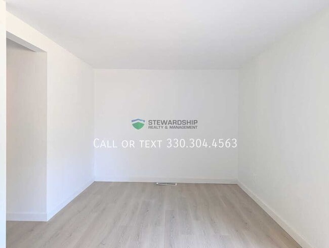 Photo - 376 Oak Mnr Ave NE