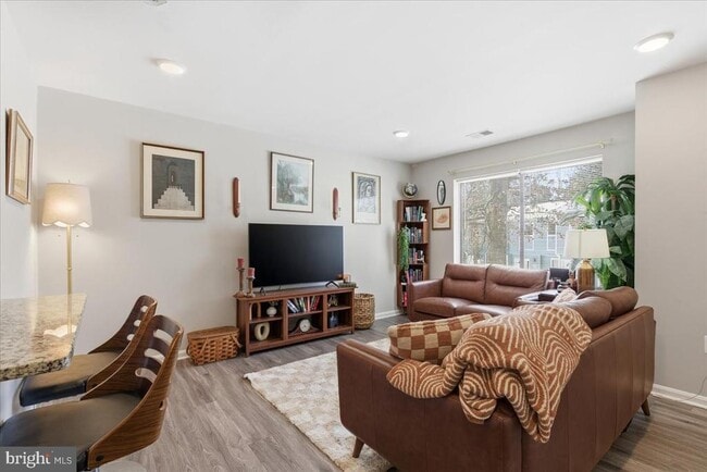 Building Photo - 3053 Heathcote Rd