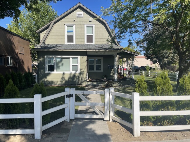 4plex front view - 203 S Division St Unit 3
