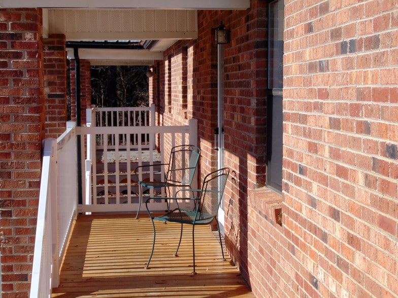 NORTH POINT APARTMENTS