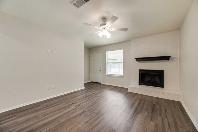 Photo - Completely Remodeled Triplex Unit 2 bed 1.5 just minutes from downtown Grapevine! Unit B