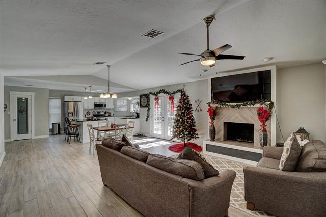 Photo - 905 NE Dove Ln