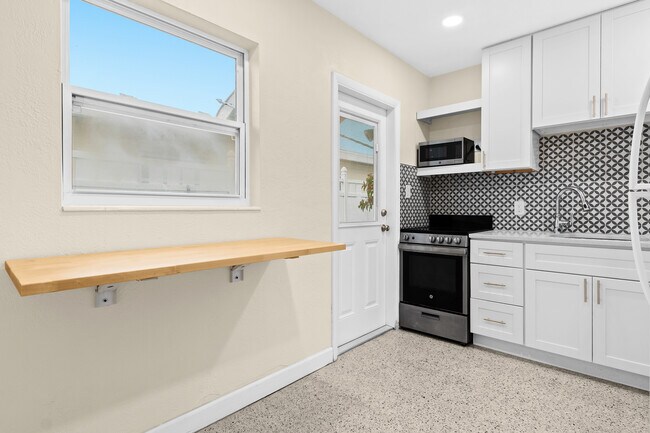 Photo - 11325 1st St E