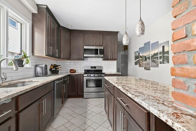 Building Photo - 723-725 Fellsway Unit 1 Rental