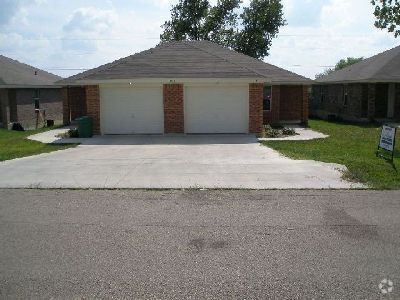 Building Photo - 925 Maplewood Dr Unit B-STILL OCCUPIED BY RESIDENT Rental