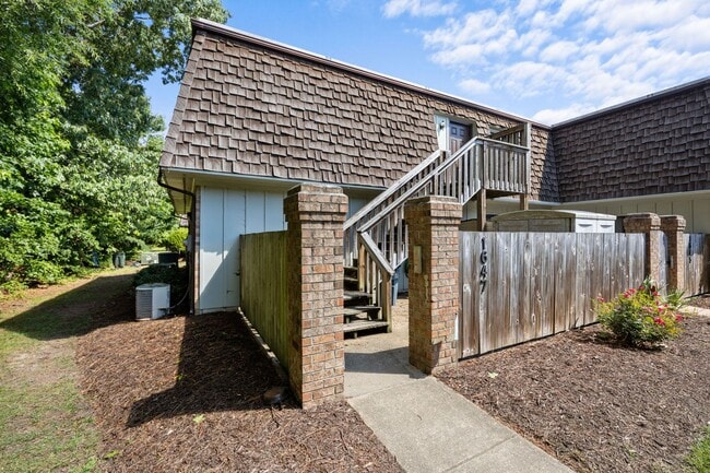 Building Photo - Fully Renovated Condo for Rent in Virginia...
