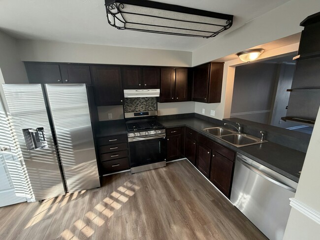 Building Photo - 1623 Mantane Arch