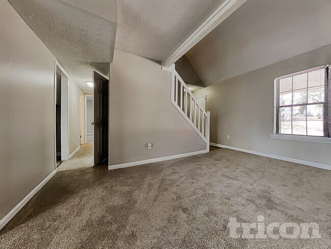 Photo - 525 Windsor Dr SE
