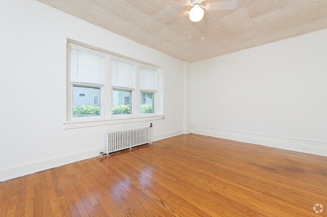 1BR, 1BA - 425SF Living Room/Dining Room