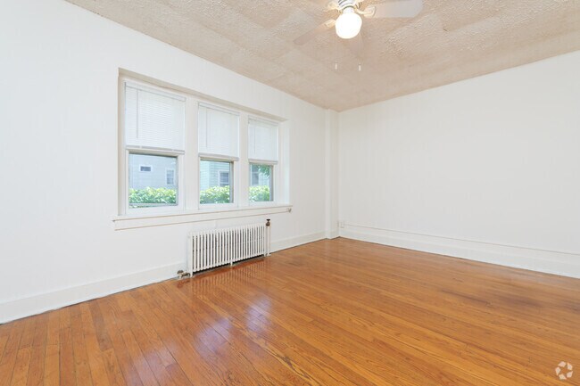 1BR, 1BA - 425SF Living Room/Dining Room - 171-179 Berkeley St