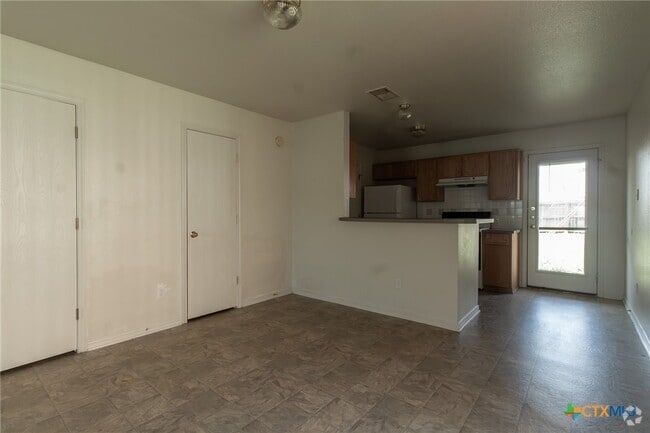 Building Photo - 102 E Robin Ln Rental