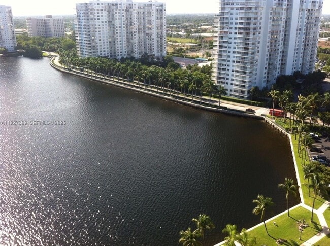 Photo - 18151 NE 31st Ct Unidad 408