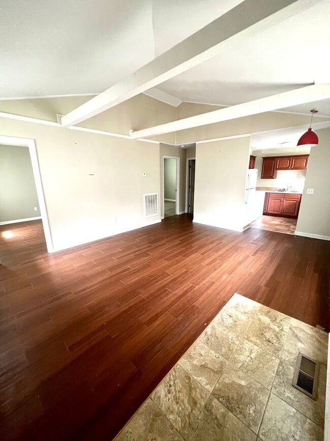 Building Photo - 2 Bedroom 1 Bath Culdesac Duplex in Inglewood for Rent. It’s great!