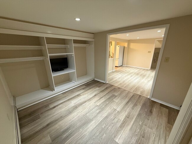 Building Photo - 7 Mark Ln Unit 7 Mark Lane