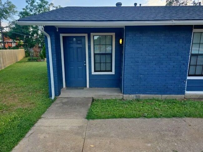 Building Photo - **Newly Renovated 2-Bed Duplex with Privat... Rental