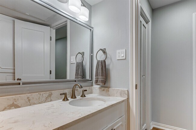 Building Photo - 7600 Burgoyne Rd Unit 159