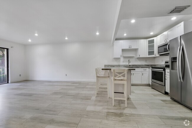 Building Photo - 9301 SW 92nd Ave Unit # A116 Rental