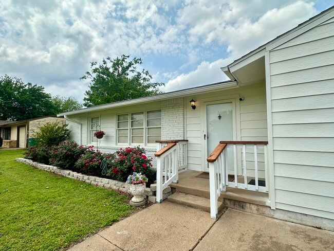 Photo - 1346 Hillcrest Dr House