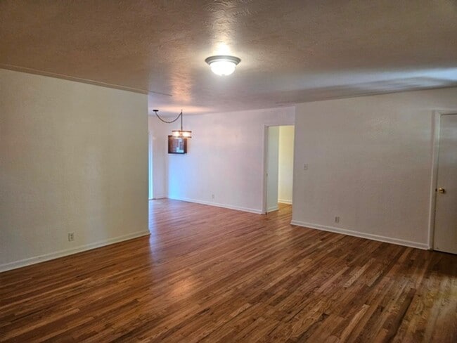 Photo - 750 Menlo Dr N