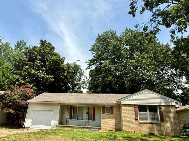 Building Photo - AVAILABLE FOR IMMEDIATE MOVE IN! WALK TO RIVERSIDE PARKS!!!
