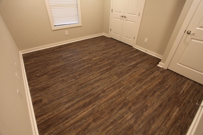 Building Photo - Updated 2 Bedroom Available July 2026!