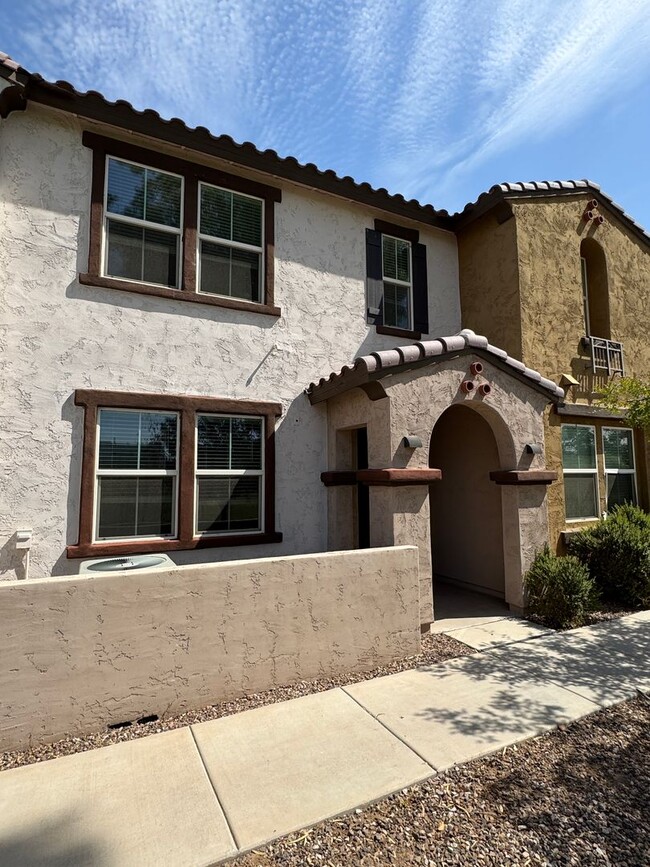 Building Photo - Unique opportunity! 3 bedrooms & 2.5 baths... Rental