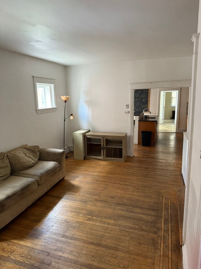 Photo - 605 E 19th St