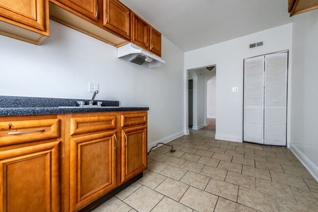 6104 S Campbell