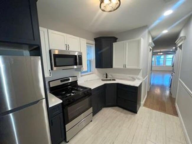 Building Photo - 4807 W Argyle St Unit 1