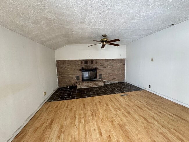 Photo - Farm house in Mapleton Schools!