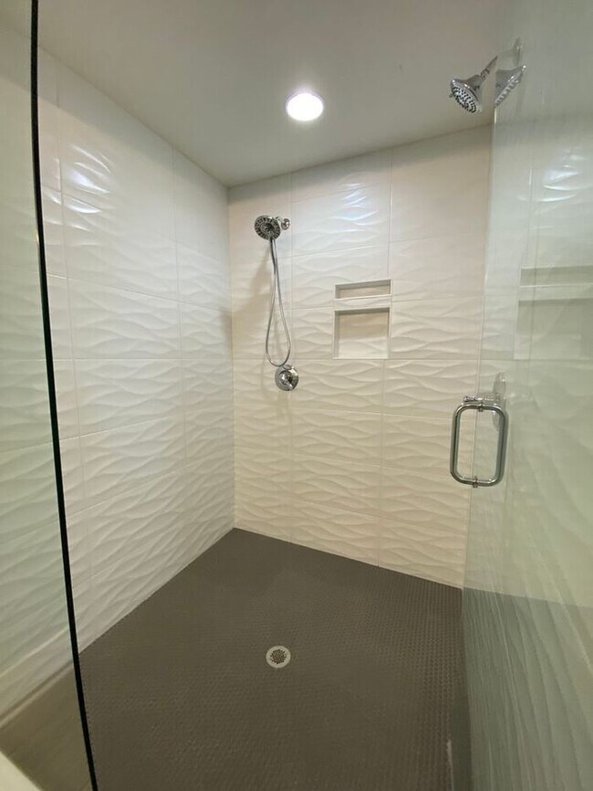 Newer Contruction - 3 Bed 3.5 Bath 3 Stories!