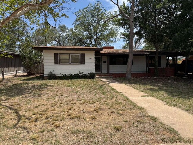 Building Photo - "Charming 2-Bed Home with Gleaming Hardwood Floors in Central Lubbock – 1274 Sq. Ft. of Cozy Livi...