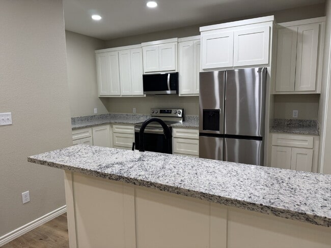 Photo - New 4BR/2.5BA Home – Perfect for Roommates, Walk to Campus! Unidad 101