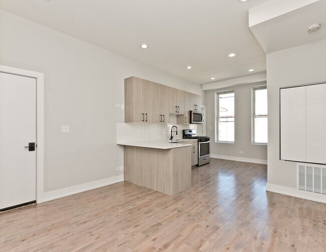 Photo - 1925 S May St