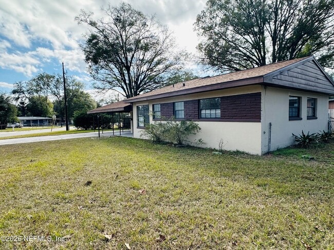 Photo - 1904 Delaroche Dr W