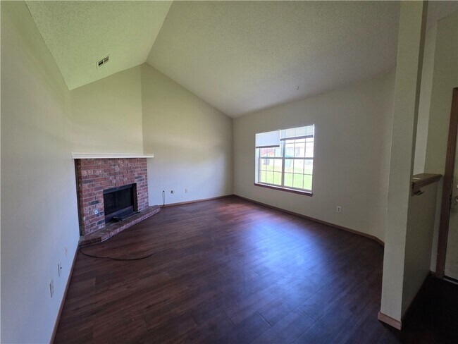 Photo - 2430 W Gum St