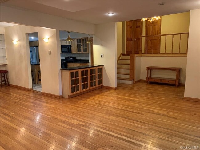 2 Stuart Dr