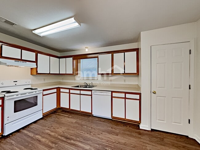 Photo - 1202 Larzelere Ln